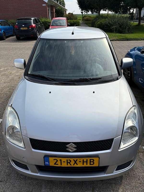 Grijs Gebruikt 2005 Suzuki Swift GLS Hatchback | € 1.500 (Eerlijke prijs) - Afbeelding 1/4