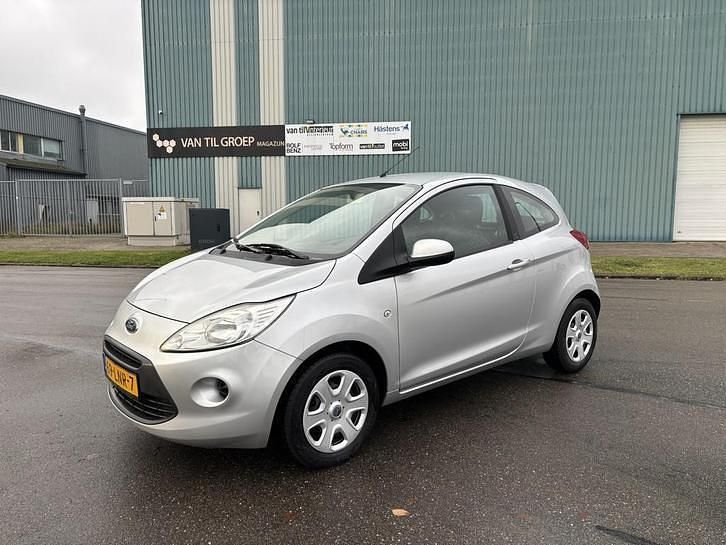 Zilver (metallic) Gebruikt 2010 Ford Ka Cool & Sound Edition Hatchback | € 2.750 (Eerlijke prijs) - Afbeelding 1/4