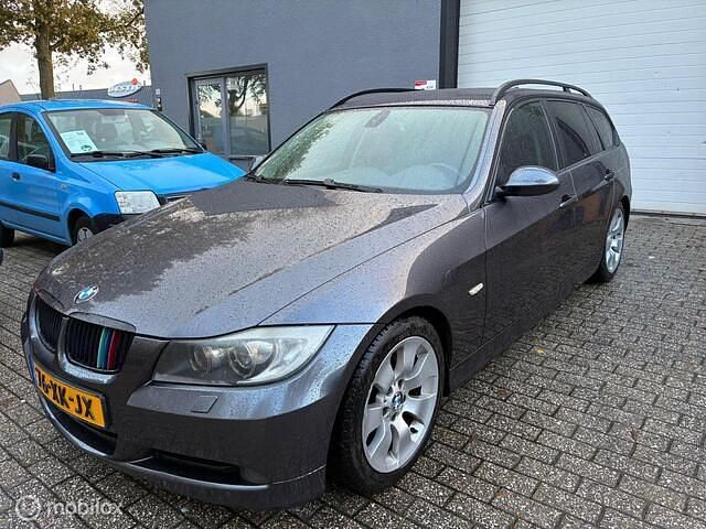 Grijs Occasion 2007 BMW 318 Executive Stationwagen | € 2.499 (Eerlijke prijs) - Afbeelding 1/4