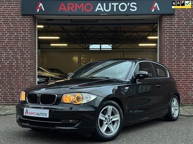 Zwart Gebruikt 2011 BMW 116 Hatchback | € 5.450 (Eerlijke prijs) - Afbeelding 1/4