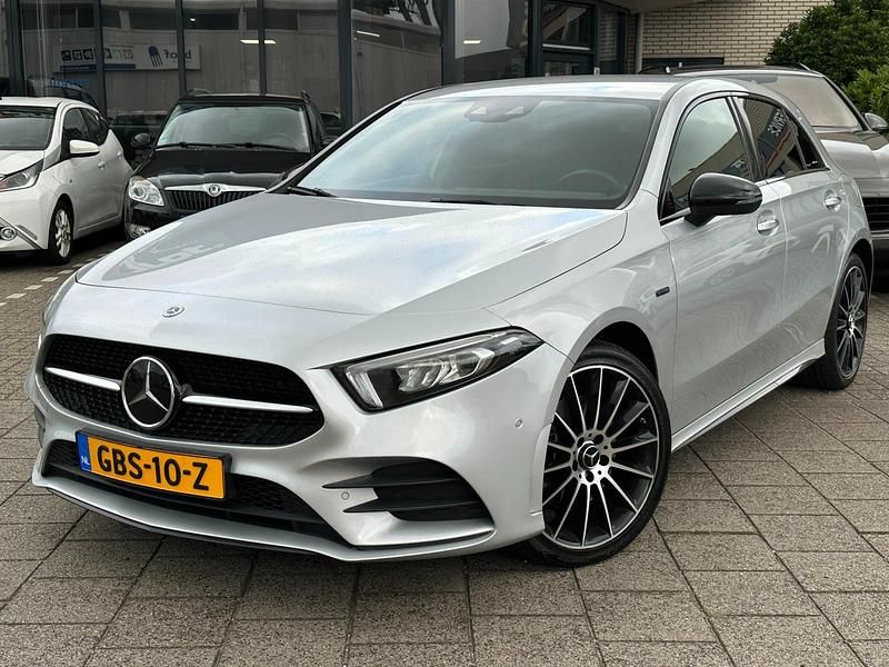 Grijs Gebruikt 2021 Mercedes A250 Business Hatchback | € 22.950 (Super prijs) - Afbeelding 1/4