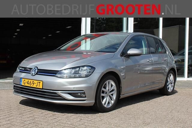 Grijs, metallic lak Gebruikt 2019 VW Golf VII Comfortline Hatchback | € 11.999 (Eerlijke prijs) - Afbeelding 1/4