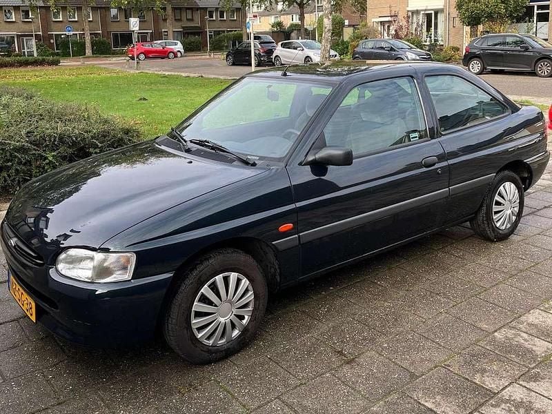 Groen Gebruikt 1996 Ford Escort Limited Hatchback | € 2.995 - Afbeelding 1/4