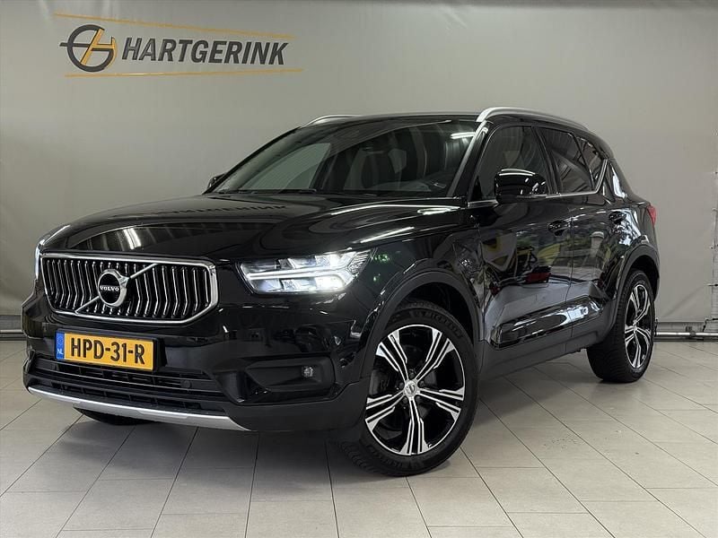 Zwart Gebruikt 2021 Volvo XC40 Inscription SUV | € 31.925 (Eerlijke prijs) - Afbeelding 1/3