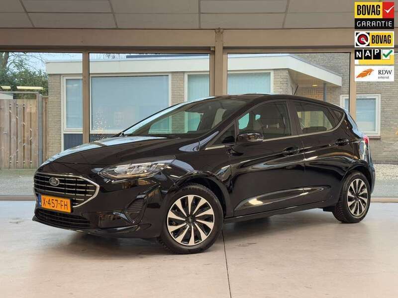 Zwart, metallic lak Gebruikt 2023 Ford Fiesta Titanium Hatchback | € 18.750 (Eerlijke prijs) - Afbeelding 1/4