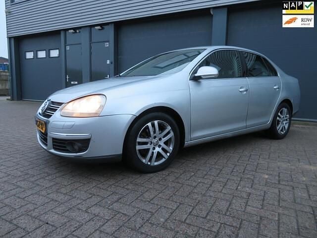 Grijs Occasion 2006 VW Jetta Sportline Sedan | € 1.366 (Eerlijke prijs) - Afbeelding 1/4