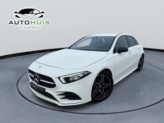 Wit Occasion 2022 Mercedes A200 AMG line Hatchback | € 29.745 (Eerlijke prijs) - Afbeelding 1/4