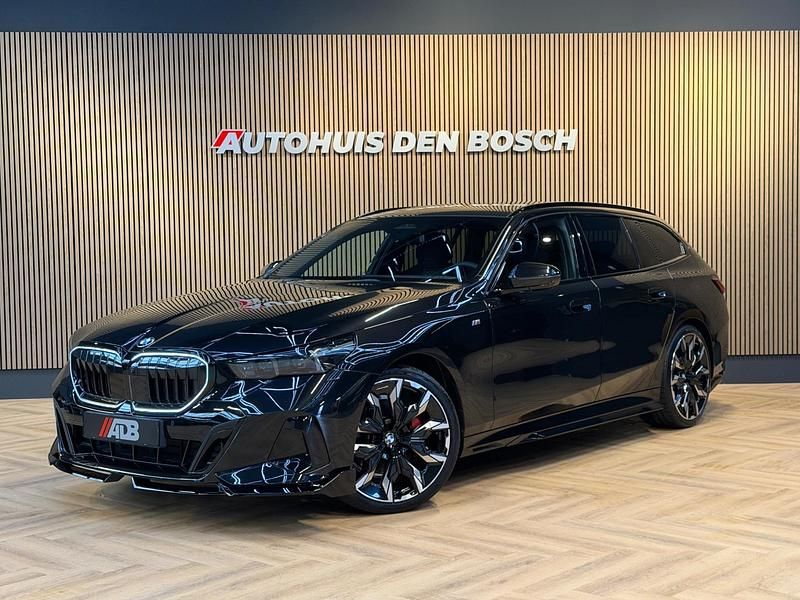 Zwart (metallic) Occasion 2025 BMW 520 M Sport Stationwagen | € 64.490 - Afbeelding 1/4