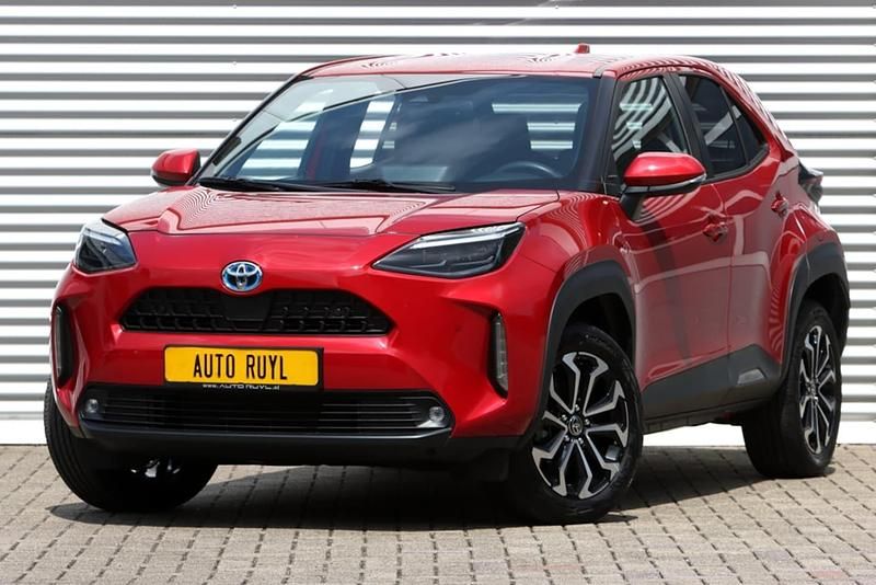 Rood (metallic) Gebruikt 2024 Toyota Yaris Hybrid Team SUV | € 28.945 (Eerlijke prijs) - Afbeelding 1/4