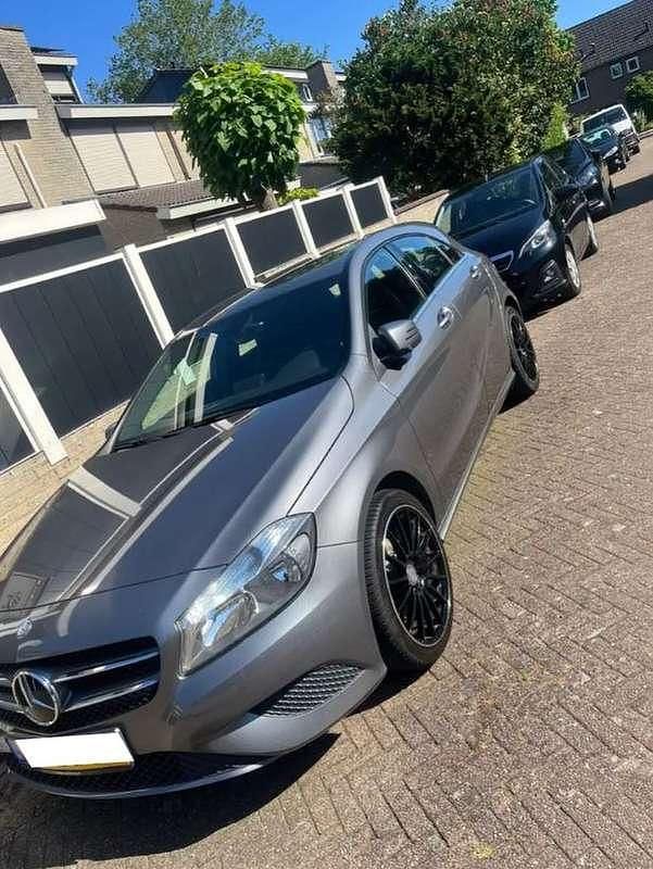 Grijs Gebruikt 2014 Mercedes A180 Ambition Sedan | € 9.199 (Super prijs) - Afbeelding 1/4