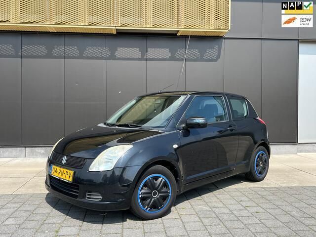 Zwart Gebruikt 2005 Suzuki Swift GLS Hatchback | € 1.449 (Eerlijke prijs) - Afbeelding 1/4