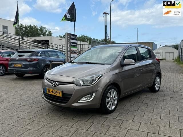 Bruin Occasion 2013 Hyundai i20 Hatchback | € 3.749 (Goede deal) - Afbeelding 1/4