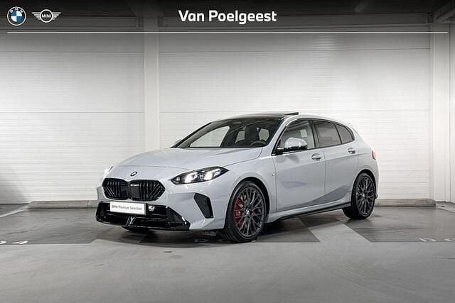 Brooklyngrau (licht grijs) Gebruikt 2025 BMW 120 Performance Hatchback | € 42.500 - Afbeelding 1/4