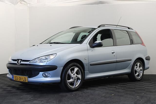 Grijs (metallic) Gebruikt 2002 Peugeot 206 Stationwagen | € 899 (Eerlijke prijs) - Afbeelding 1/4