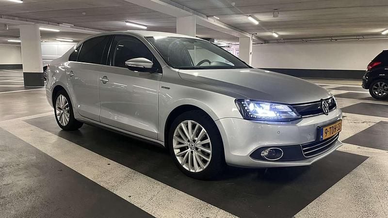 Grijs Gebruikt 2013 VW Jetta Highline Sedan | € 8.900 (Eerlijke prijs) - Afbeelding 1/4