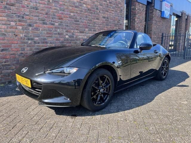 Zwart Gebruikt 2021 Mazda MX5 Luxury Cabriolet | € 26.755 (Eerlijke prijs) - Afbeelding 1/4