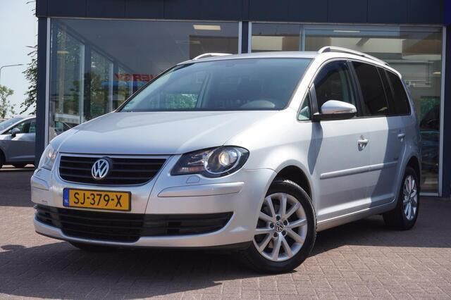 Grijs, metallic lak Gebruikt 2010 VW Touran Highline MPV | € 5.950 (Goede deal) - Afbeelding 1/4