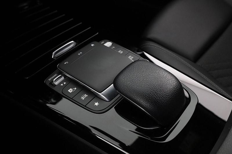 Grijs (metallic) Gebruikt 2020 Mercedes A180 Hatchback | € 23.949 (Super prijs) - Afbeelding 1/4