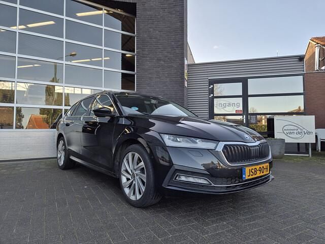 Zwart (metallic) Occasion 2022 Skoda Octavia Business Line Stationwagen | € 22.900 (Goede deal) - Afbeelding 1/4