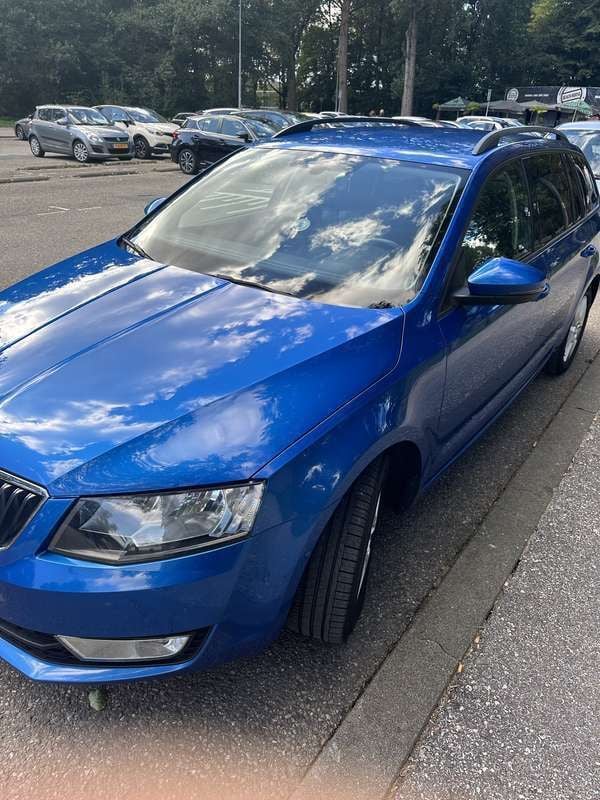 Blauw Gebruikt 2014 Skoda Octavia Stationwagen | € 5.500 (Duur) - Afbeelding 1/4