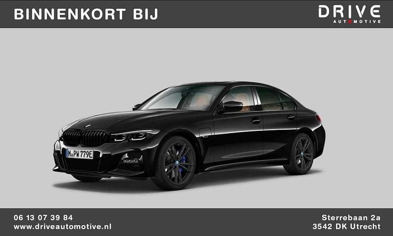 Zwart (metallic) Gebruikt 2022 BMW 330e M Sport Sedan | € 37.900 (Eerlijke prijs) - Afbeelding 1/3