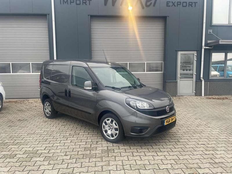 Grijs Gebruikt 2020 Fiat Doblò MPV | € 5.700 (Goede deal) - Afbeelding 1/4