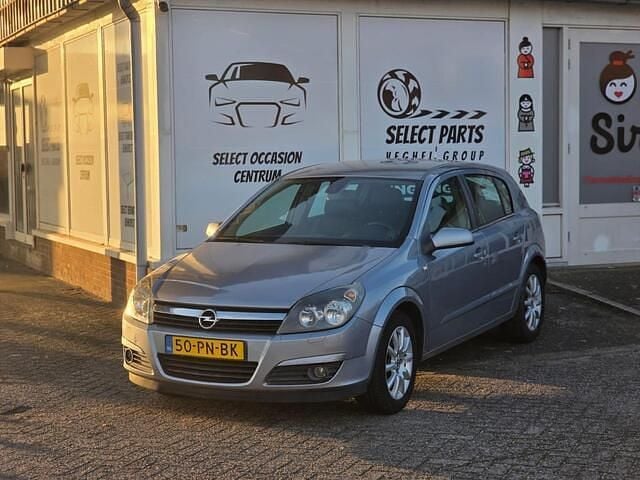 Grijs Occasion 2004 Opel Astra Cosmo Hatchback | € 1.495 (Goede deal) - Afbeelding 1/4