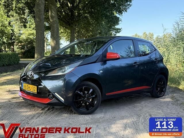 Grijs Gebruikt 2015 Toyota Aygo X-play Hatchback | € 6.885 (Eerlijke prijs) - Afbeelding 1/4