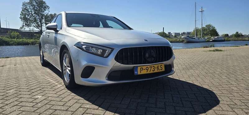 Grijs Gebruikt 2019 Mercedes A180 Premium Stationwagen | € 17.499 (Super prijs) - Afbeelding 1/4