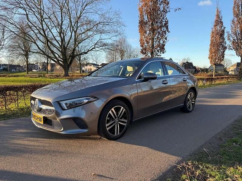 Grijs Gebruikt 2021 Mercedes A250 Luxury Sedan | € 25.850 (Goede deal) - Afbeelding 1/4