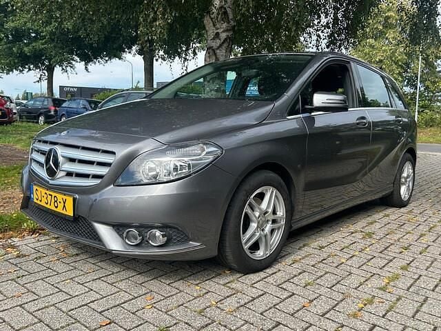 Grijs Gebruikt 2012 Mercedes B180 MPV | € 8.899 (Eerlijke prijs) - Afbeelding 1/4