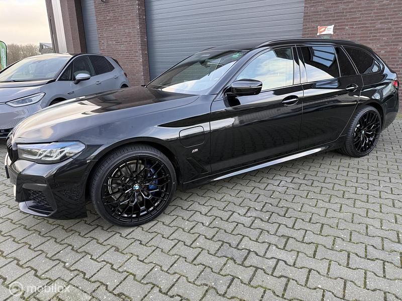 Zwart Occasion 2021 BMW 530 Executive Stationwagen | € 25.900 (Goede deal) - Afbeelding 1/4