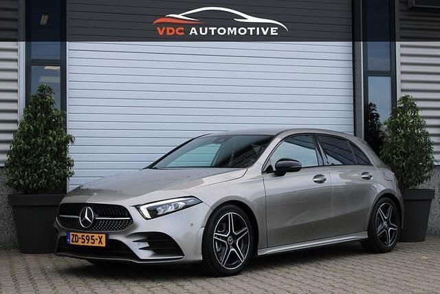 Grijs (metallic) Gebruikt 2019 Mercedes A180 AMG Hatchback | € 19.950 (Eerlijke prijs) - Afbeelding 1/4