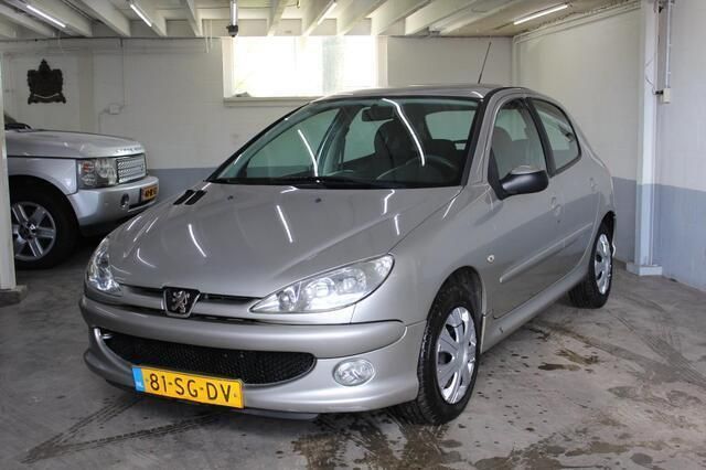 Grijs Gebruikt 2005 Peugeot 206 Hatchback | € 1.450 (Eerlijke prijs) - Afbeelding 1/4