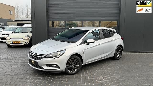 Grijs Occasion 2019 Opel Astra Edition Hatchback | € 9.995 (Goede deal) - Afbeelding 1/4