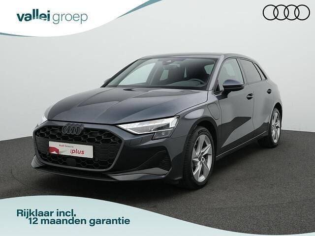Grijs Occasion 2025 Audi A3 Sportback Advanced Hatchback | € 37.600 (Iets duurder) - Afbeelding 1/4