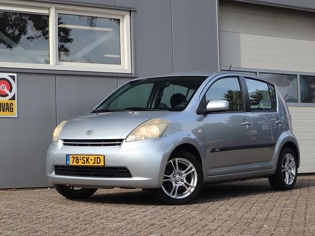 Grijs Gebruikt 2006 Daihatsu Sirion Hatchback | € 5.950 (Duur) - Afbeelding 1/4