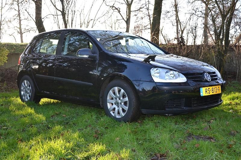 Zwart (metallic) Gebruikt 2005 VW Golf IV Comfortline Hatchback | € 3.950 (Iets duurder) - Afbeelding 1/4