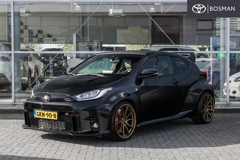 Zwart Gebruikt 2023 Toyota Yaris Hatchback | € 45.549 - Afbeelding 1/4