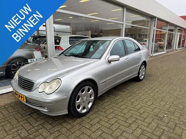 Grijs Occasion 2003 Mercedes C240 Elegance Sedan | € 2.999 (Eerlijke prijs) - Afbeelding 1/4