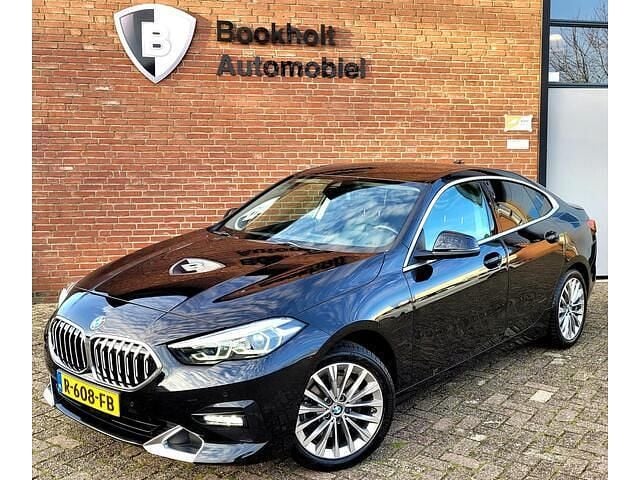 Zwart (metallic) Gebruikt 2022 BMW 218 Luxury Line Coupé | € 23.950 (Goede deal) - Afbeelding 1/4