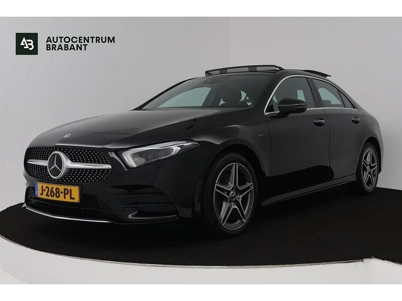 Zwart Gebruikt 2020 Mercedes A250 Premium Plus Sedan | € 25.945 (Eerlijke prijs) - Afbeelding 1/4
