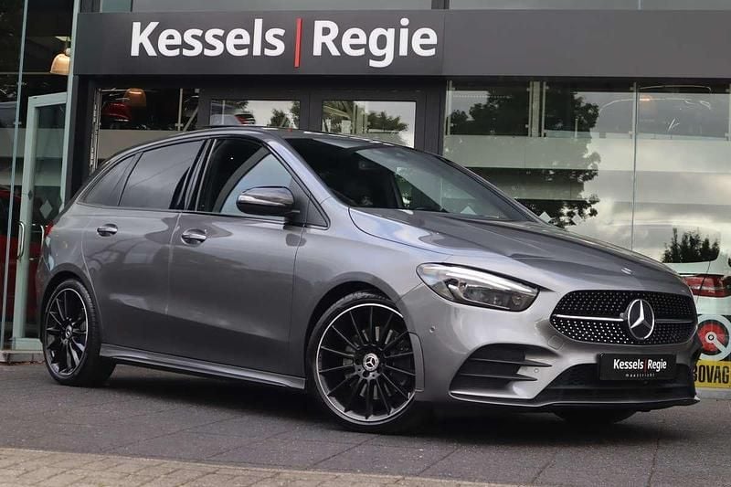 Grijs, metallic lak Gebruikt 2020 Mercedes B220 AMG MPV | € 28.950 (Eerlijke prijs) - Afbeelding 1/4