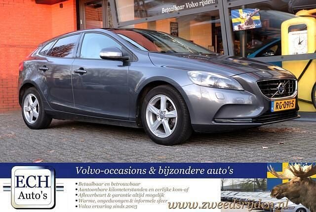 Grijs (metallic) Gebruikt 2013 Volvo V40 Kinetic Hatchback | € 7.950 (Eerlijke prijs) - Afbeelding 1/4
