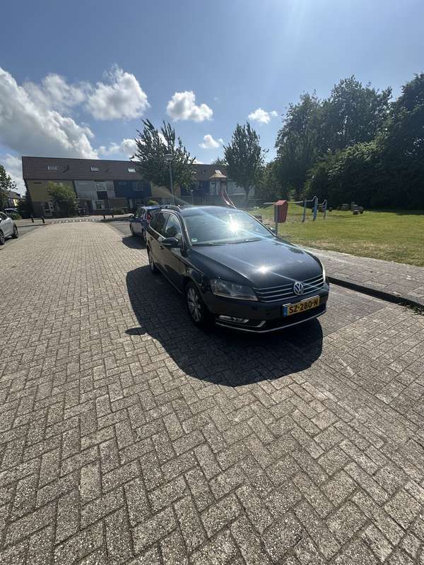 Zwart Gebruikt 2011 VW Passat Highline Stationwagen | € 5.400 (Eerlijke prijs) - Afbeelding 1/4