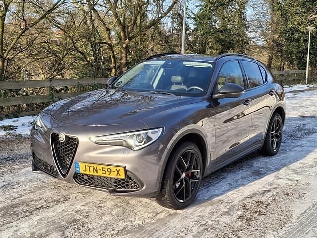 Grijs Gebruikt 2019 Alfa Romeo Stelvio Tech Edition SUV | € 30.450 (Goede deal) - Afbeelding 1/4