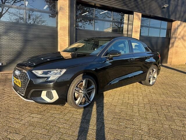 Zwart Occasion 2022 Audi A3 Advanced Sedan | € 25.950 (Goede deal) - Afbeelding 1/4