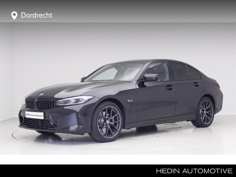 Saphirschwarz metallic (zwart metallic) Occasion 2024 BMW 320e Shadowline Sedan | € 41.895 (Eerlijke prijs) - Afbeelding 1/4