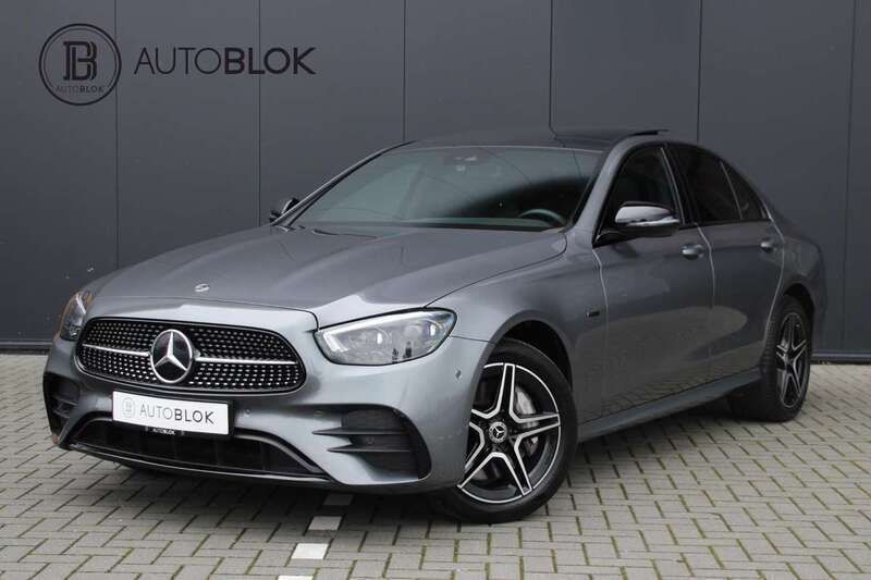 Grijs Gebruikt 2020 Mercedes E300 AMG line Sedan | € 42.950 (Eerlijke prijs) - Afbeelding 1/3