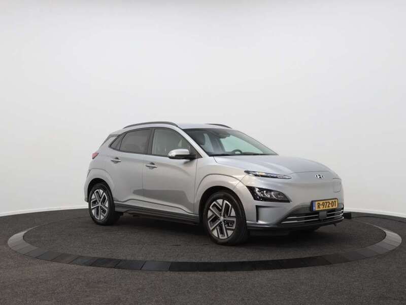 Shimmering silver (grijs metallic) Gebruikt 2022 Hyundai Kona Premium SUV | € 27.450 (Iets duurder) - Afbeelding 1/4